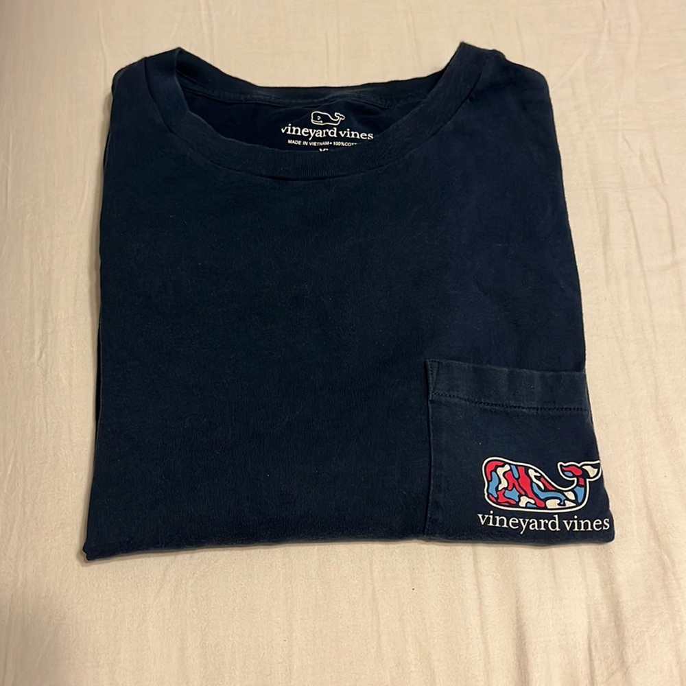 Dark blue vineyard vines t-shirt